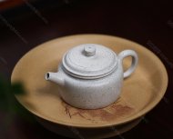 碧螺壺中香撲面，綠茶盞內味如春。