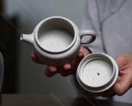 碧螺壺中香撲面，綠茶盞內味如春。