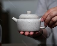 碧螺壺中香撲面，綠茶盞內味如春。