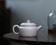 碧螺壺中香撲面，綠茶盞內味如春。