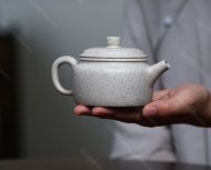 碧螺壺中香撲面，綠茶盞內味如春。