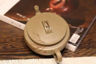 《大蘊(yùn)漢瓦》宜興紫砂壺助理工藝美術(shù)師手工刻繪茶壺茶具頂級蟹殼青漢瓦