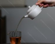 碧螺壺中香撲面，綠茶盞內味如春。